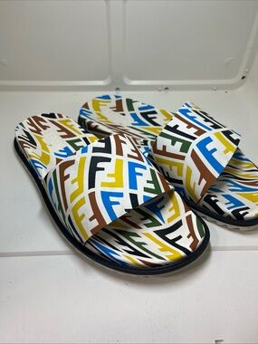 Men’s Fendi Slides Sandals in Multicolor. Authentic size 7